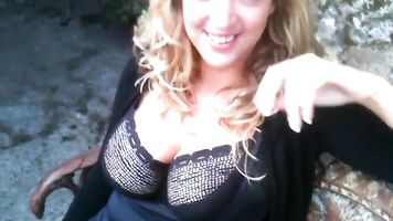 Esperando en el jardín de la villa para salir al aeropuerto y regresar a Israel después de una semana agitada en Portugal para la Escuela de Acabado de Big Boob, la mujer del misterio Eden Mor habla de algunas de sus cosas favoritas mientras toma un café 