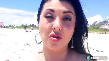 Mientras que las multitudes que pasan el día en Haulover tienden a tener una actitud de laissez-faire, algunas personas no pudieron evitar mirar con los ojos a Daylene si llevaba su bikini o estaba totalmente desnuda.