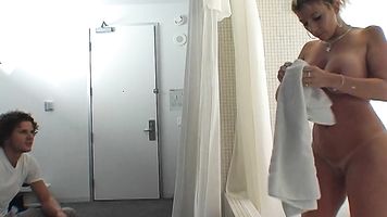 Monique Chupa Y Se Folla Al Hijo De Su Novio Hasta Que Consigue Algo Más Que Quiere, Su Esperma En Toda Su Cara.