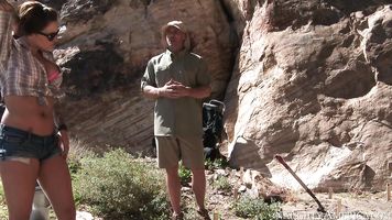 Karmen Karma está pasando algún tiempo en el campo con su profesor de arqueología.