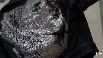 Ese increíble fenómeno sexy venera está de vuelta para tentarnos con sus 34gs.