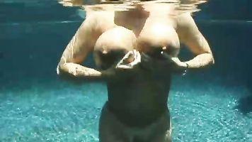 96, luego demostró que lo mejor puede ser aún mejor cuando dio a conocer su espectacular crecimiento de las tetas en 1999. 2