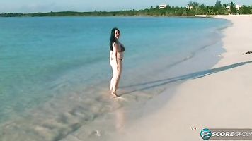 En la parte 2 del capítulo de Angela White en la Localización Big Boob Paradise, las cámaras siguen a Angela en la playa, en la cocina y sala de estar de la casa de playa, jugando con Christy, Terry y con su ídolo, Lorna Morgan y posando para una sesión d