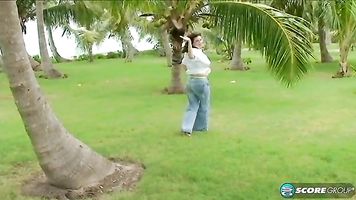 Mientras Alexis y Shyla compartían polla, Daylene perseguía a James a través de la espesa selva.