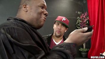 He visto a Liza en varias escenas interraciales y está muy claro que le encanta la polla negra.