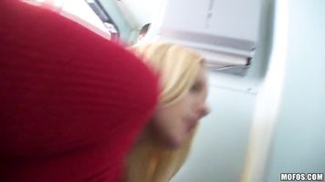 Hermosa chica, amable y con buen humor.