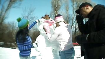 Nos encontramos afuera jugando en la nieve esta semana.