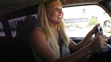 Cuando dejé mi casa hoy para conducir el autobús, no podía imaginar que conocería al mejor, más lindo, pedazo de culo que haya conducido el autobús, bueno Olivia también era genial.