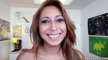 Es una chica feliz y afortunada a la que le encanta follar.