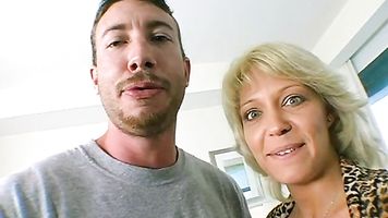 A veces tenemos algunas milfs que realmente parecen madres reales.