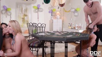 Cathy Heaven, Jasmine Jae y Leigh Darby en un grupo de sexo hardcore épico