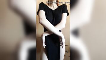 rica tetona se levanta el vestido