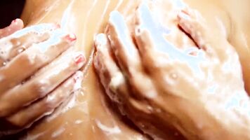 Sexy Rubia rumana Pornstar ESPOSA Jasmine Rouge tomando una ducha