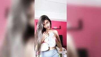 Valeria Rey-Latina con Enormes Tetas Naturales