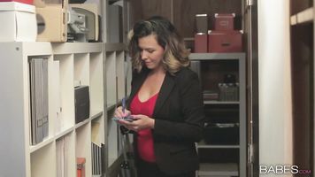 Nada podría haber preparado a Steve para el obsceno sexo de oficina que le esperaba cuando fue a buscar más suministros de oficina para su escritorio.