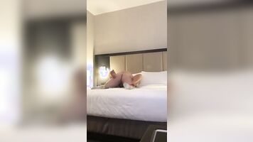 Hotwife Follando Novio en Hotel mientras Marido Relojes