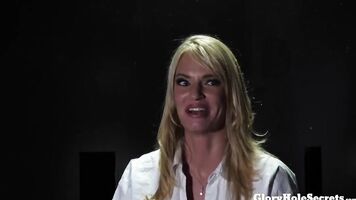 Super Rubia Suave Chupa todo el semen de 10 Chicos