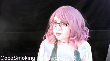 Fumar con Pelo Rosa y Lencería Verde