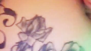 TarynAshly Nerdy Perforado chica tatuada tiene su primer orgasmo de Ducha